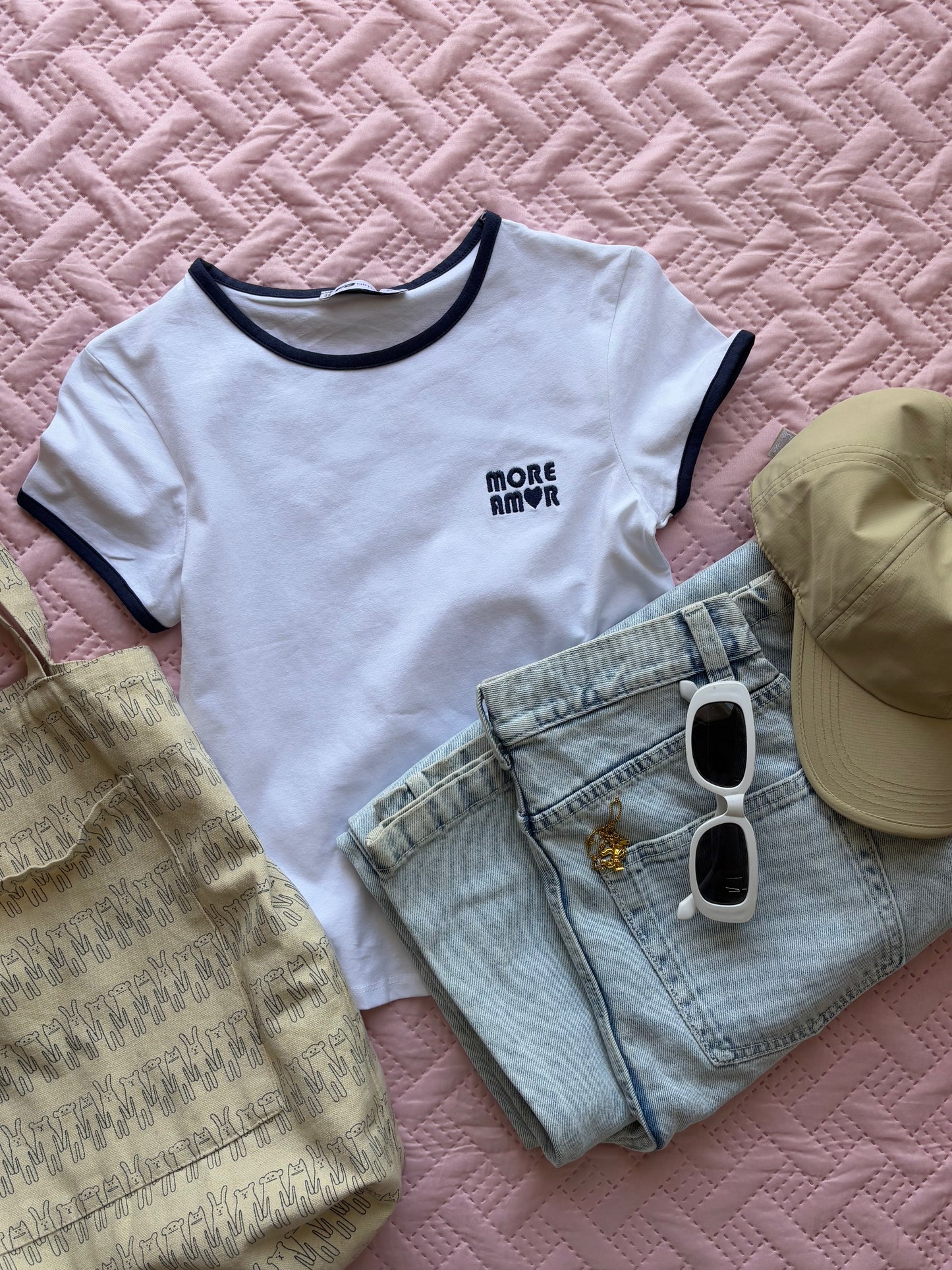 "More Amor" Embroidery T-shirt