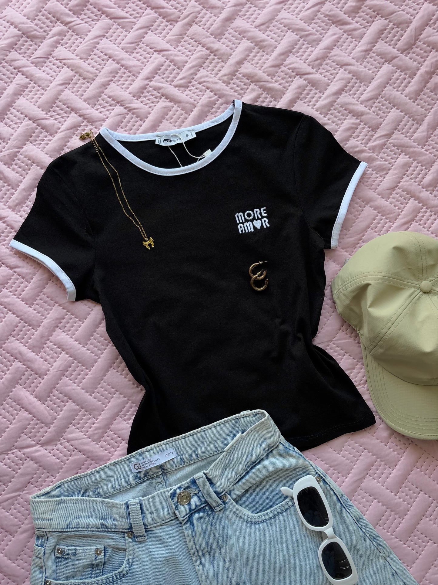 "More Amor" Embroidery T-shirt